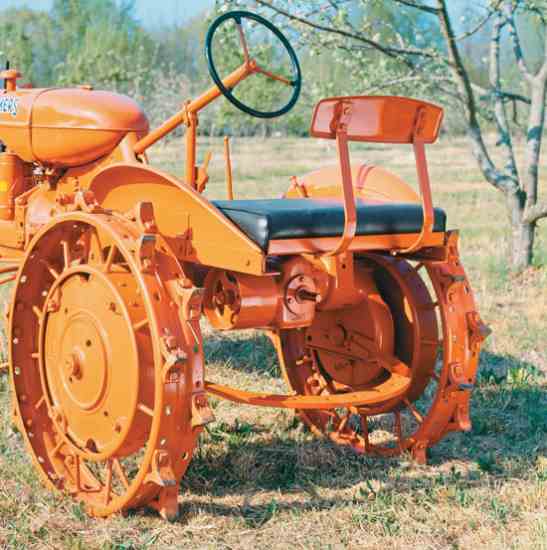 The wide cushion seat allowed the driver to slide left or right for a better view.